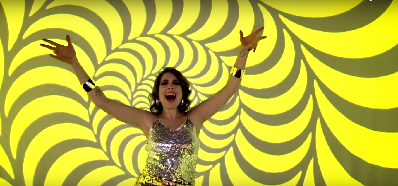 Lara Aufranc, de Lara e os Ultraleves, no clipe de "Hora de ir Embora"