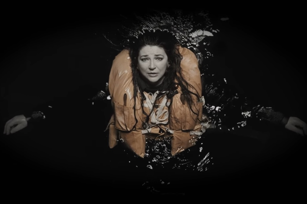 Kate Bush no clipe de "And Dream of Sheep"