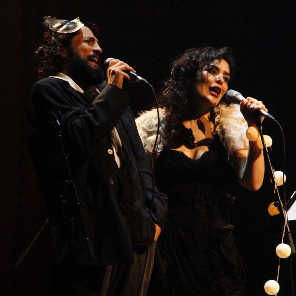 Letícia Sabatella cantando ao lado do grupo Caravana Tonteria