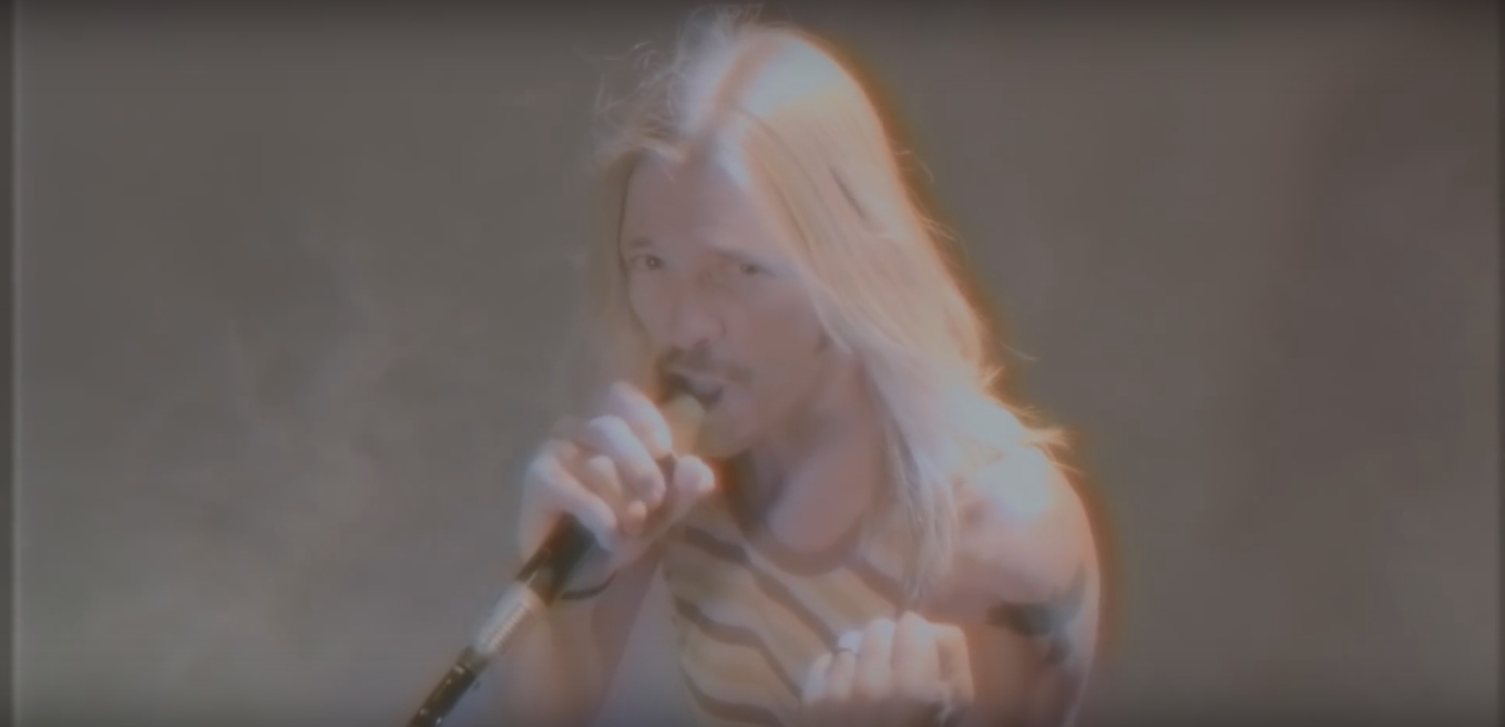 Taylor Hawkins no clipe de "Range Rover Bitch"