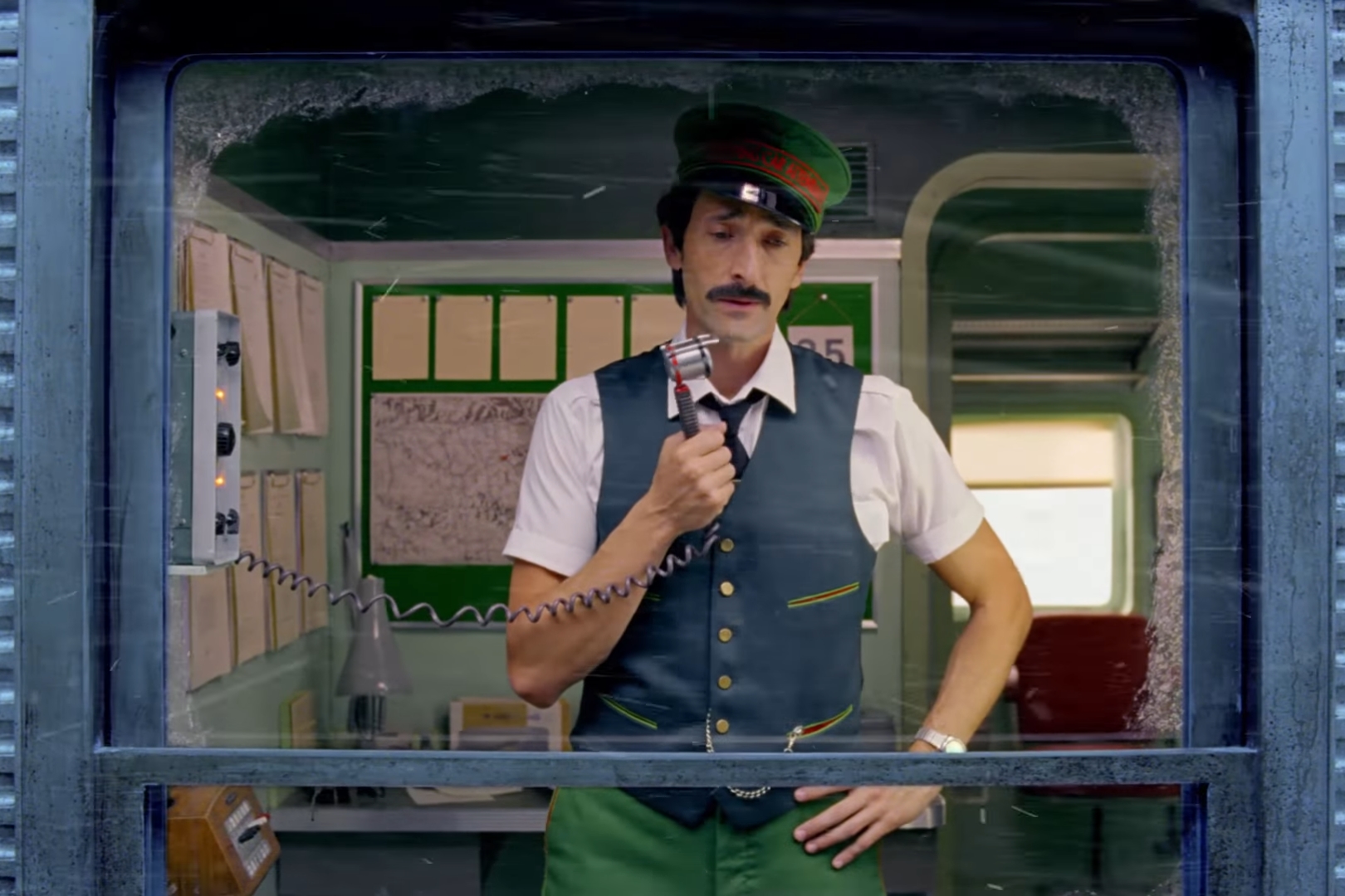 Adrien Brody em cena do curta natalino Come Together, de Wes Anderson