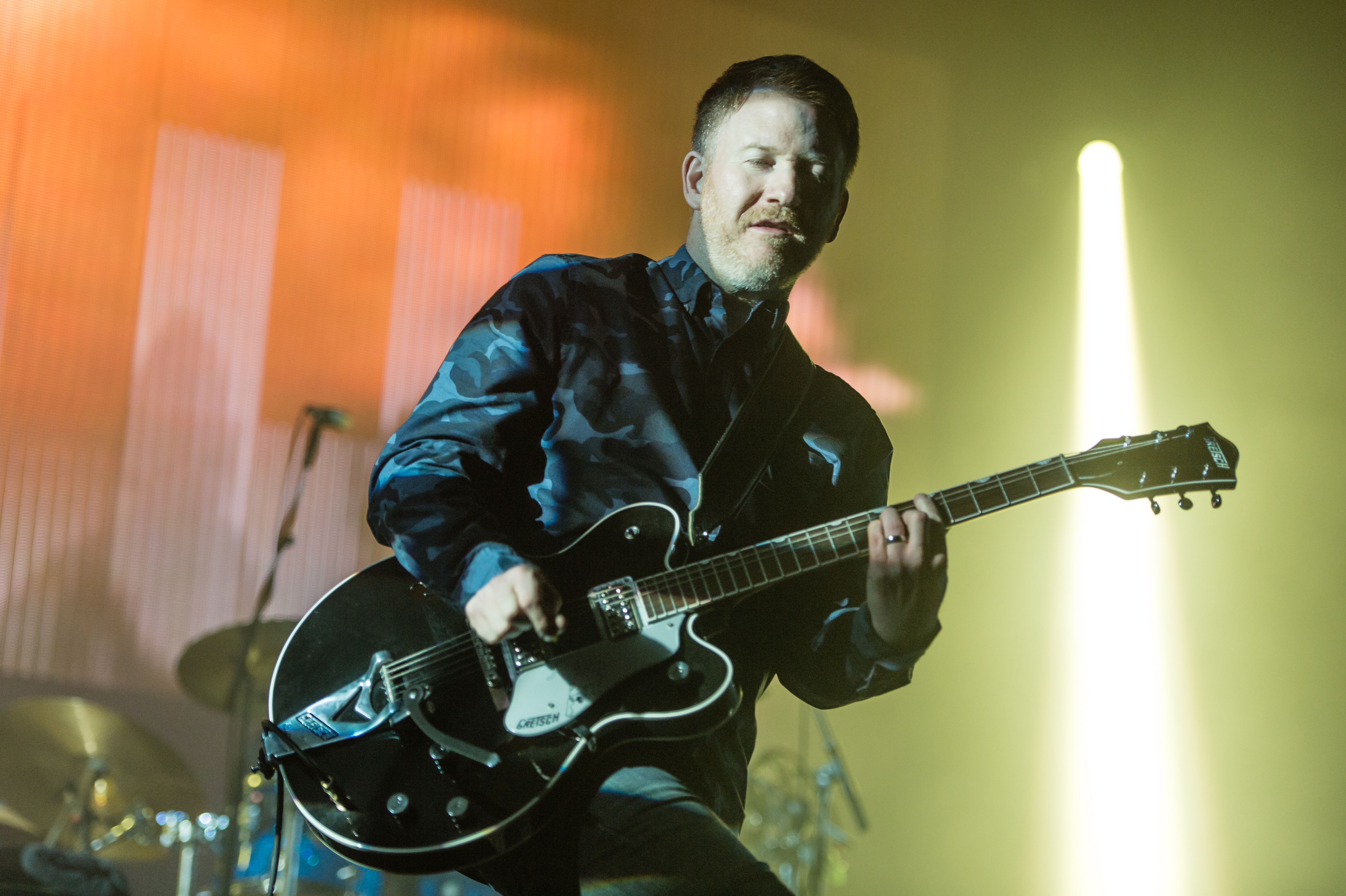 Phil Cunningham, guitarrista do New Order, durante show em Londres, na Inglaterra, em 2016