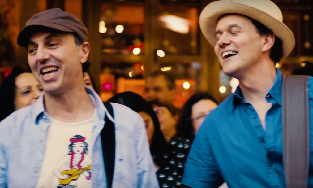 João Suplicy e Zeca Baleiro no clipe da canção "Um Abraço e Um Olhar"