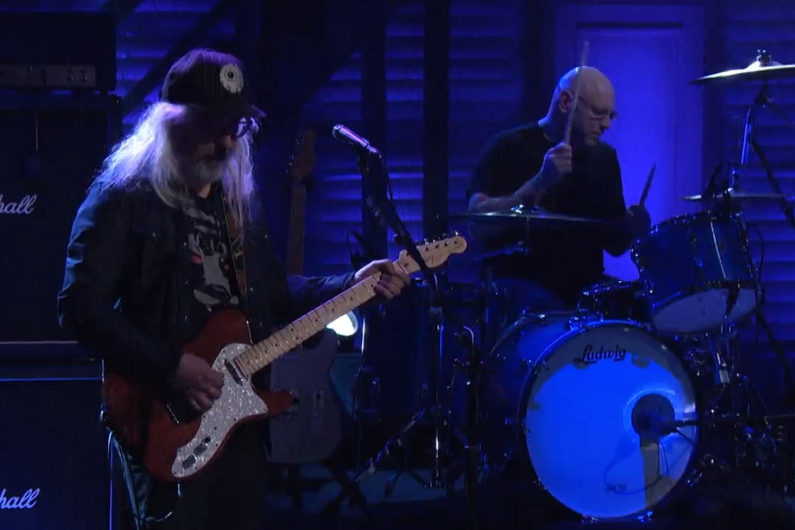 Dinosaur Jr. tocando "Goin Down" no programa do apresentador Conan O'Brien