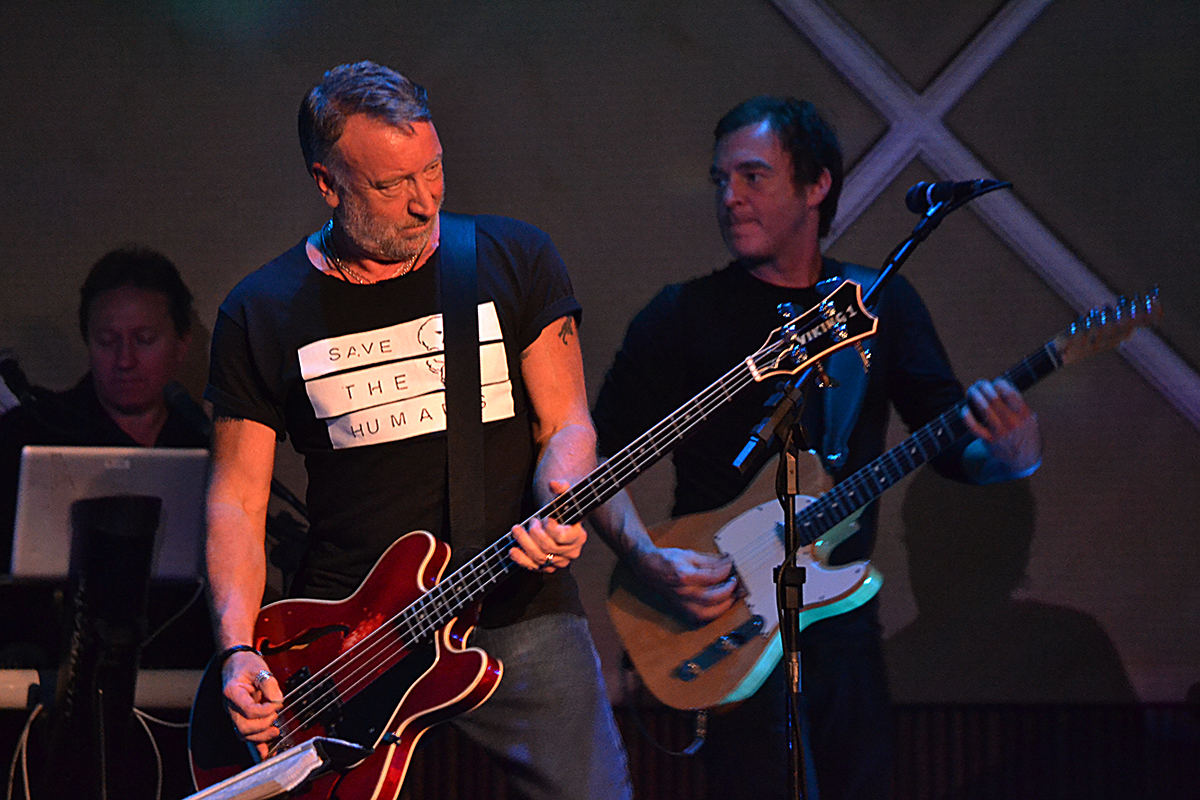 Peter Hook & The Light em show no Cine Joia, em São Paulo, no dia 6 de dezembro