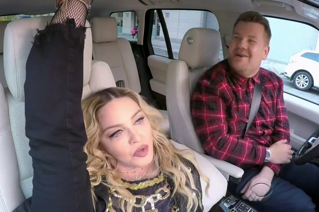 Madonna e James Corden em episódio do "Carpool Karaoke"