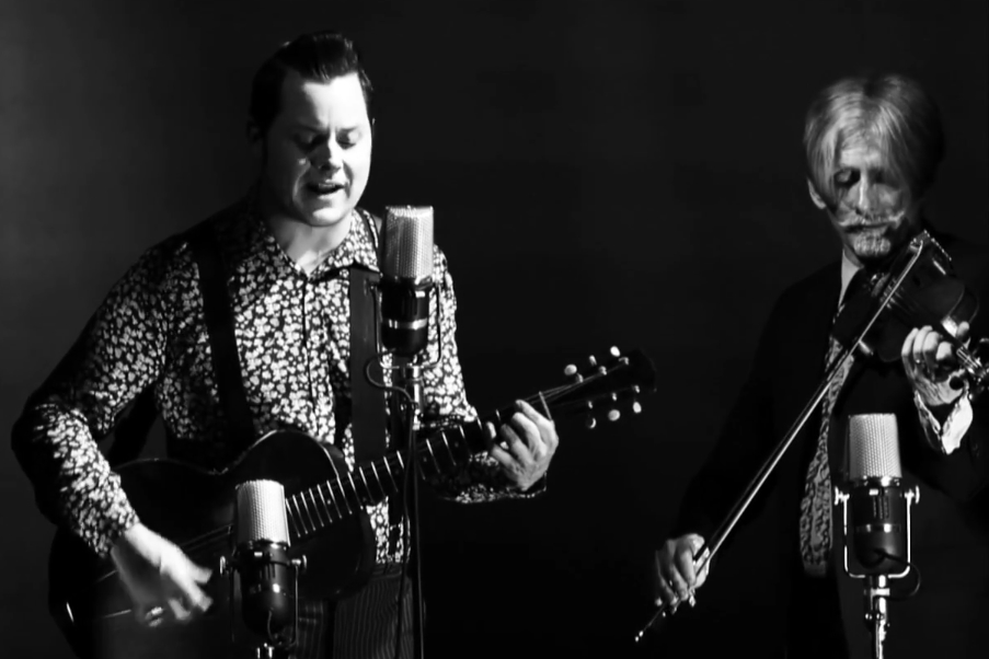 Jack White em cena de vídeo de turnê acústica, de 2015