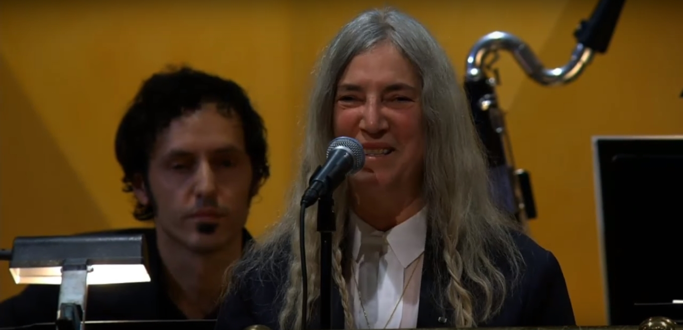 Patti Smith se apresentando na cerimônia do prêmio Nobel