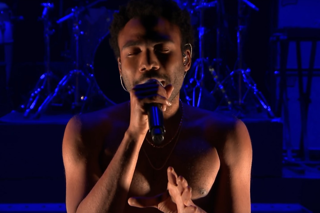 Childish Gambino executando "Redbone" ao vivo no programa de Jimmy Fallon