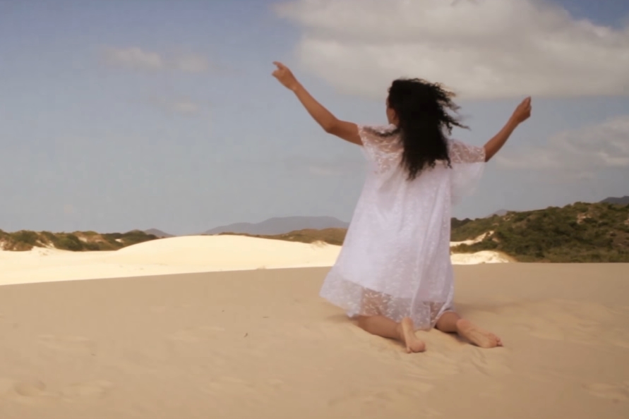 A atriz Lirous K'yo Fonseca Ávila estrelando clipe do Falso Coral