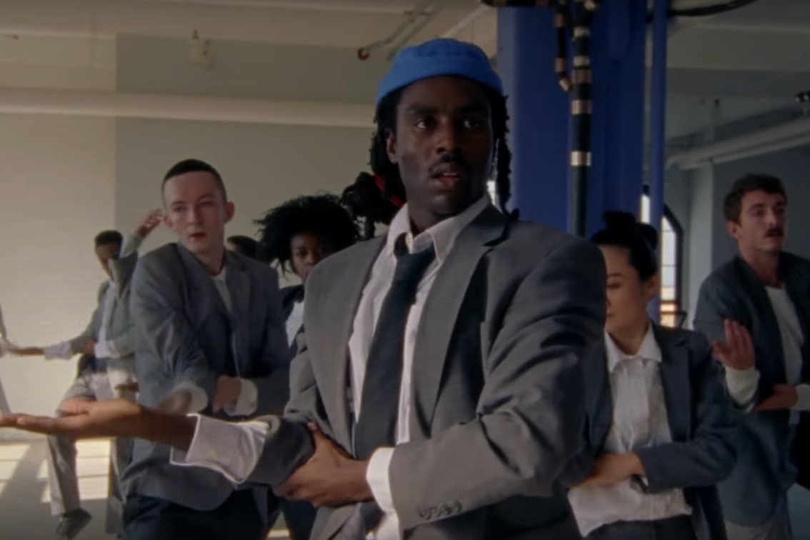 Blood Orange no clipe de "Better Than Me"