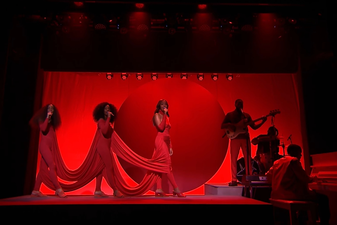 Solange durante performance no The Tonight Show With Jimmy Fallon