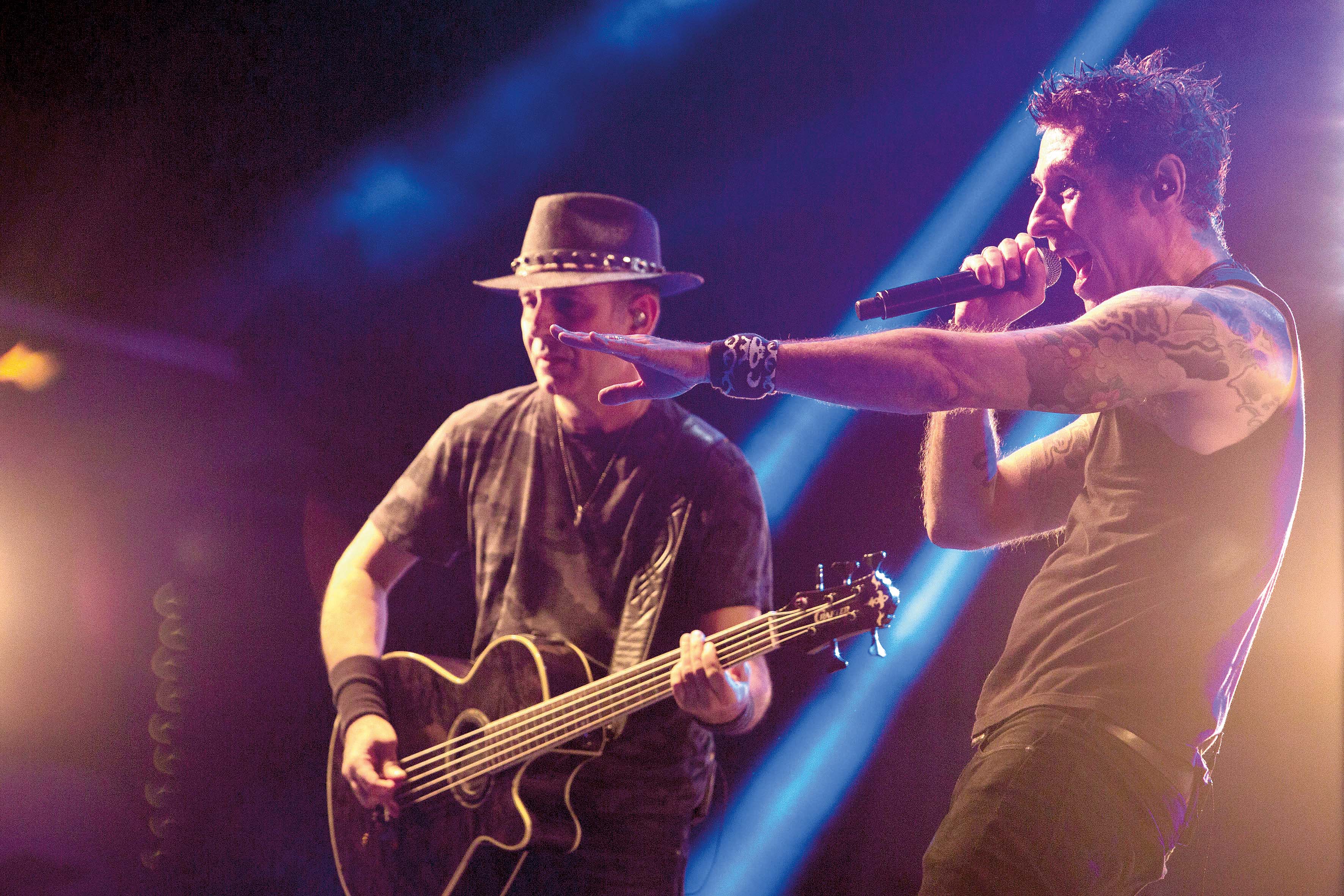 Headliner dos Grandes  O Capital Inicial encerrou o dia com o discurso político afiado de Dinho Ouro Preto