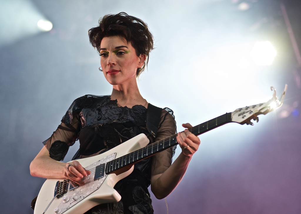 St. Vincent durante show em Nova York, em 2015