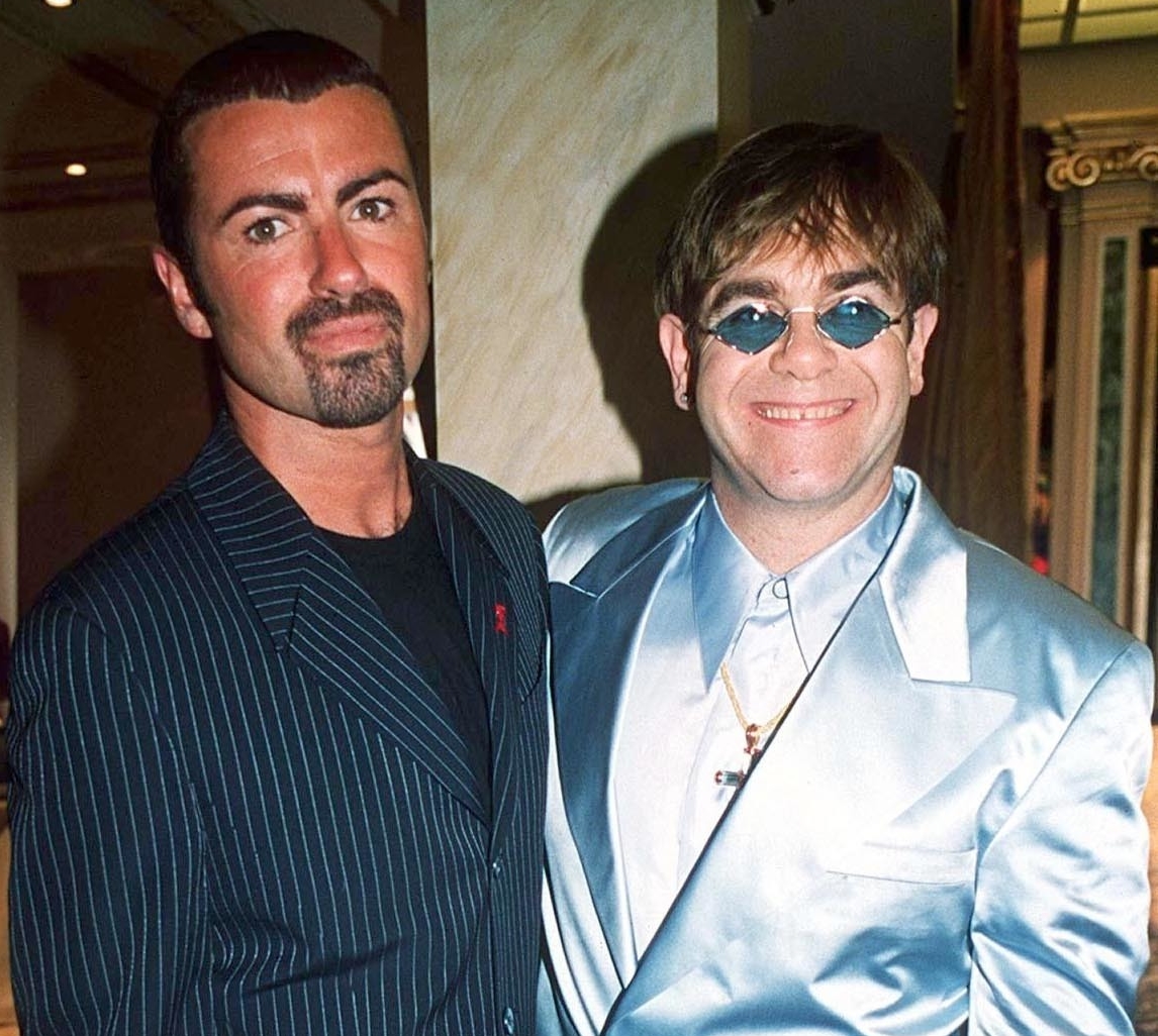Os músicos George Michael e Elton John juntos em festa da Versace, em 1995, em Londres, na Inglaterra