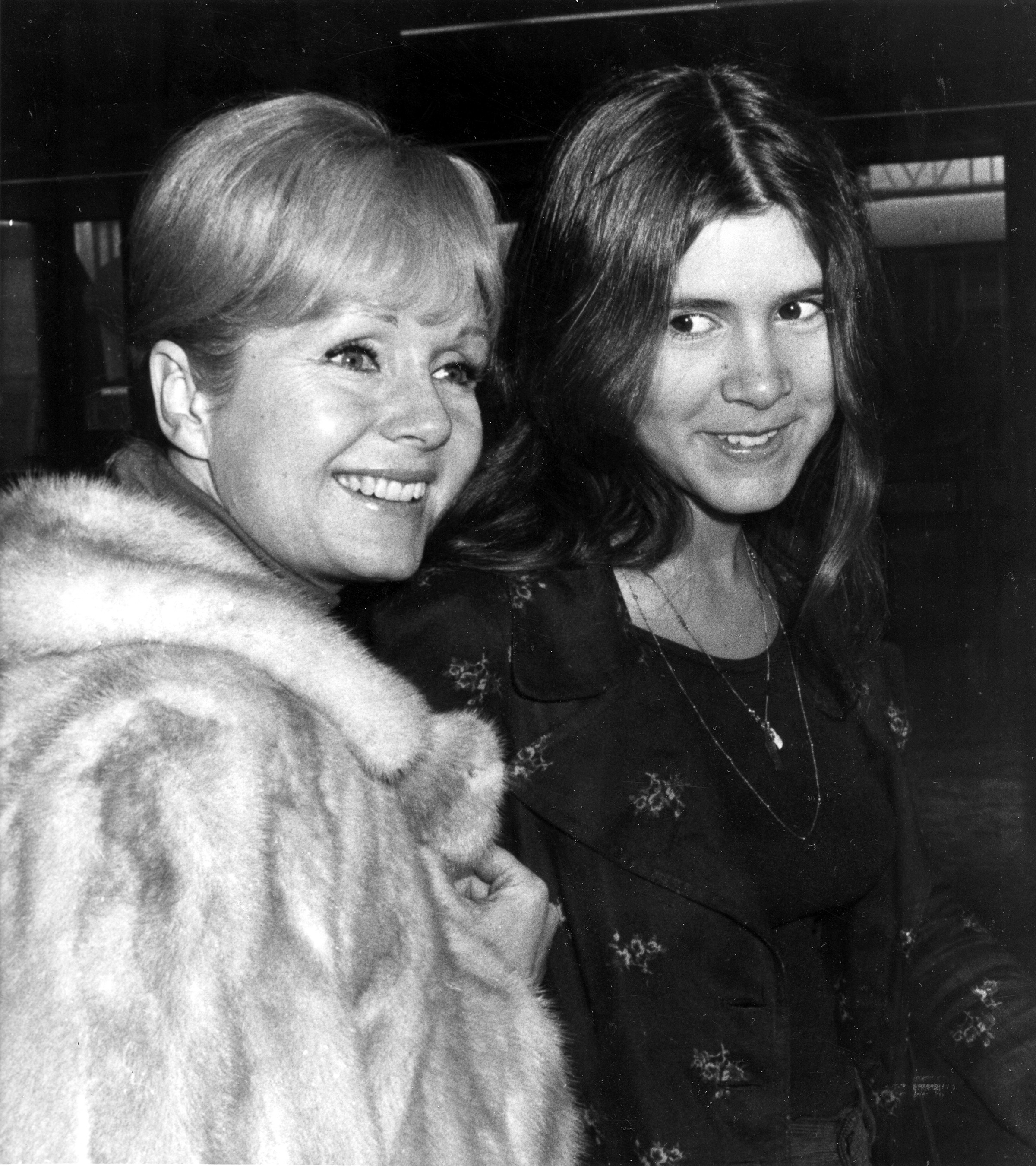 Carrie Fisher, aos 15 anos, com a mãe Debbie Reynolds, a caminho do aeroporto Heathrow em Londres, Inglaterra, no dia 12 de fevereiro de 1972.