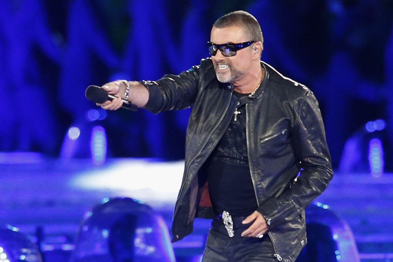 George Michael se apresentando na cerimônia de encerramento das Olimpíadas de 2012, em Londres, na Inglaterra.