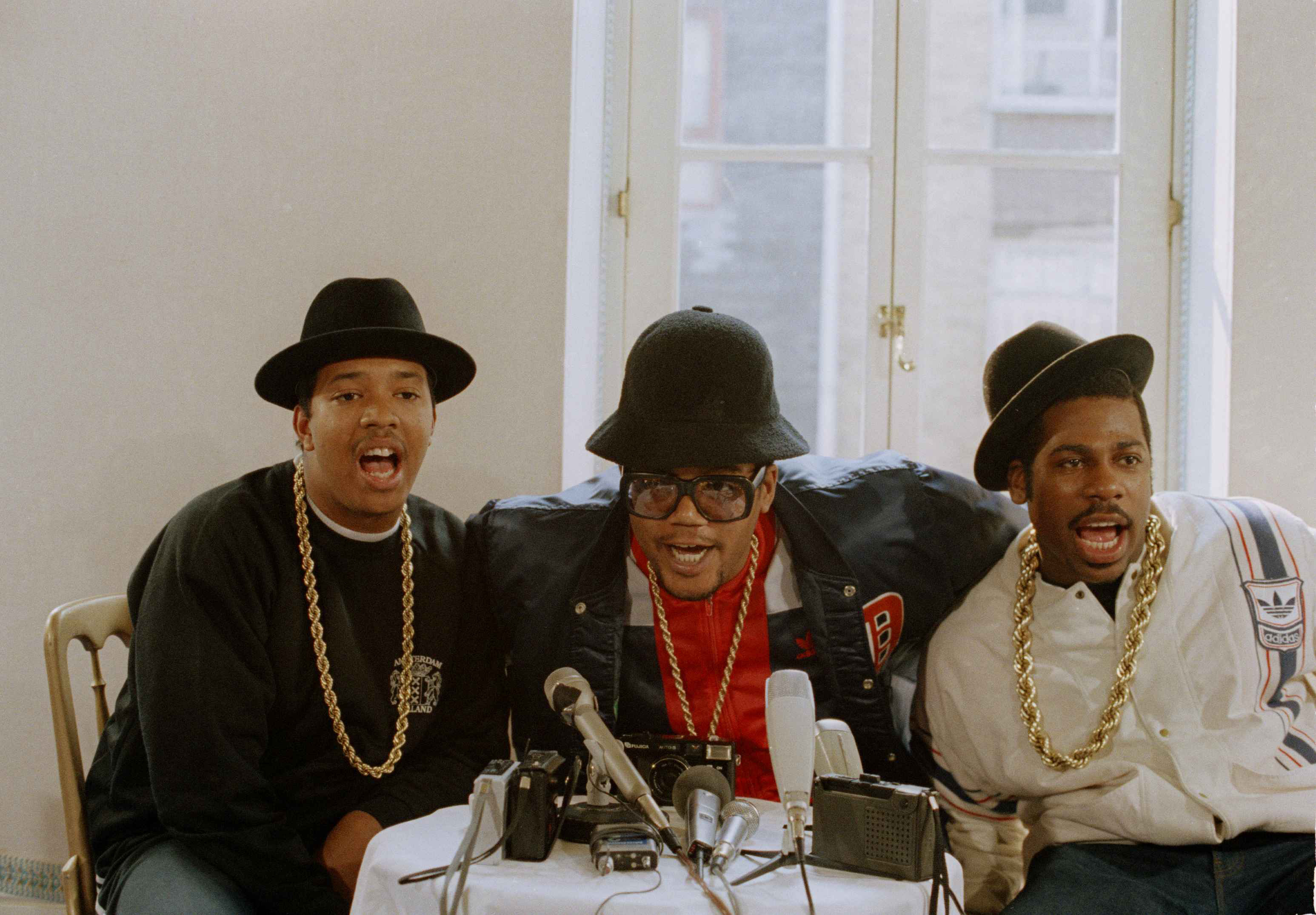 O trio de hip-hop Run-D.M.C. em 1986