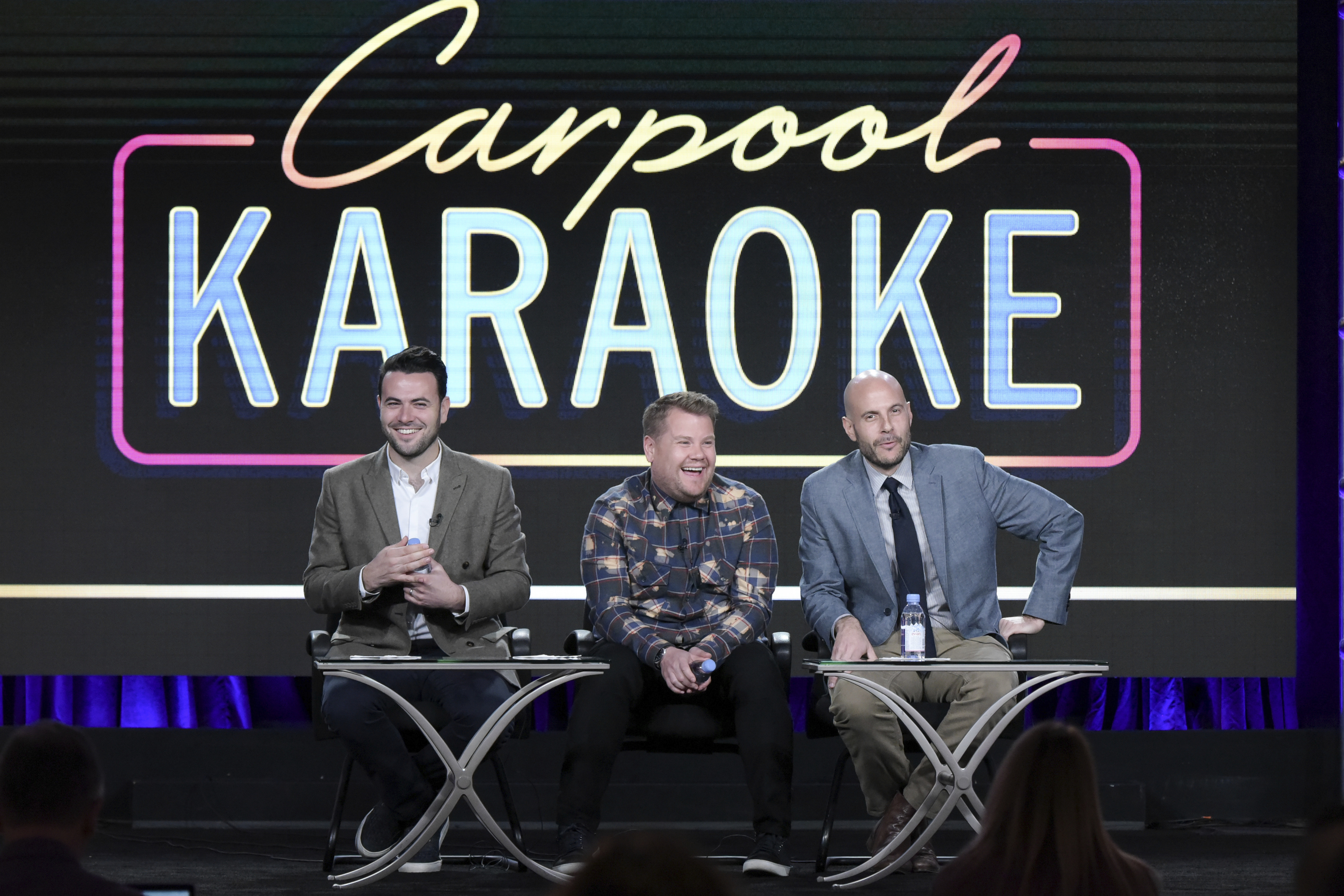 Da esquerda para a direita, Ben Winston, James Corden e Eric Pankowski no painel do Carpool Karaoke, série da Apple Music, na coletiva de imprensa da Television Critics Association