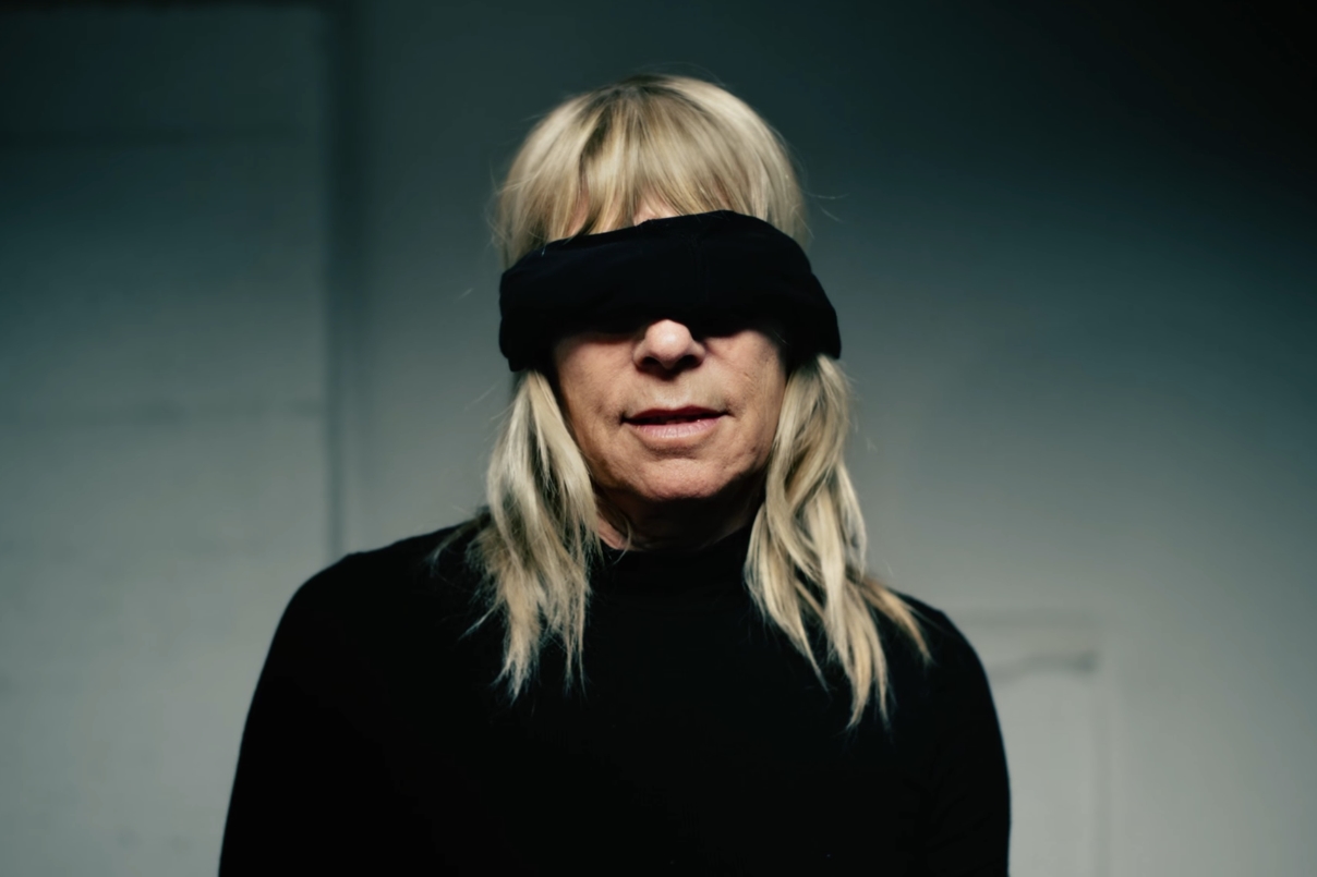 Kim Gordon em cena de vídeo de entrevista