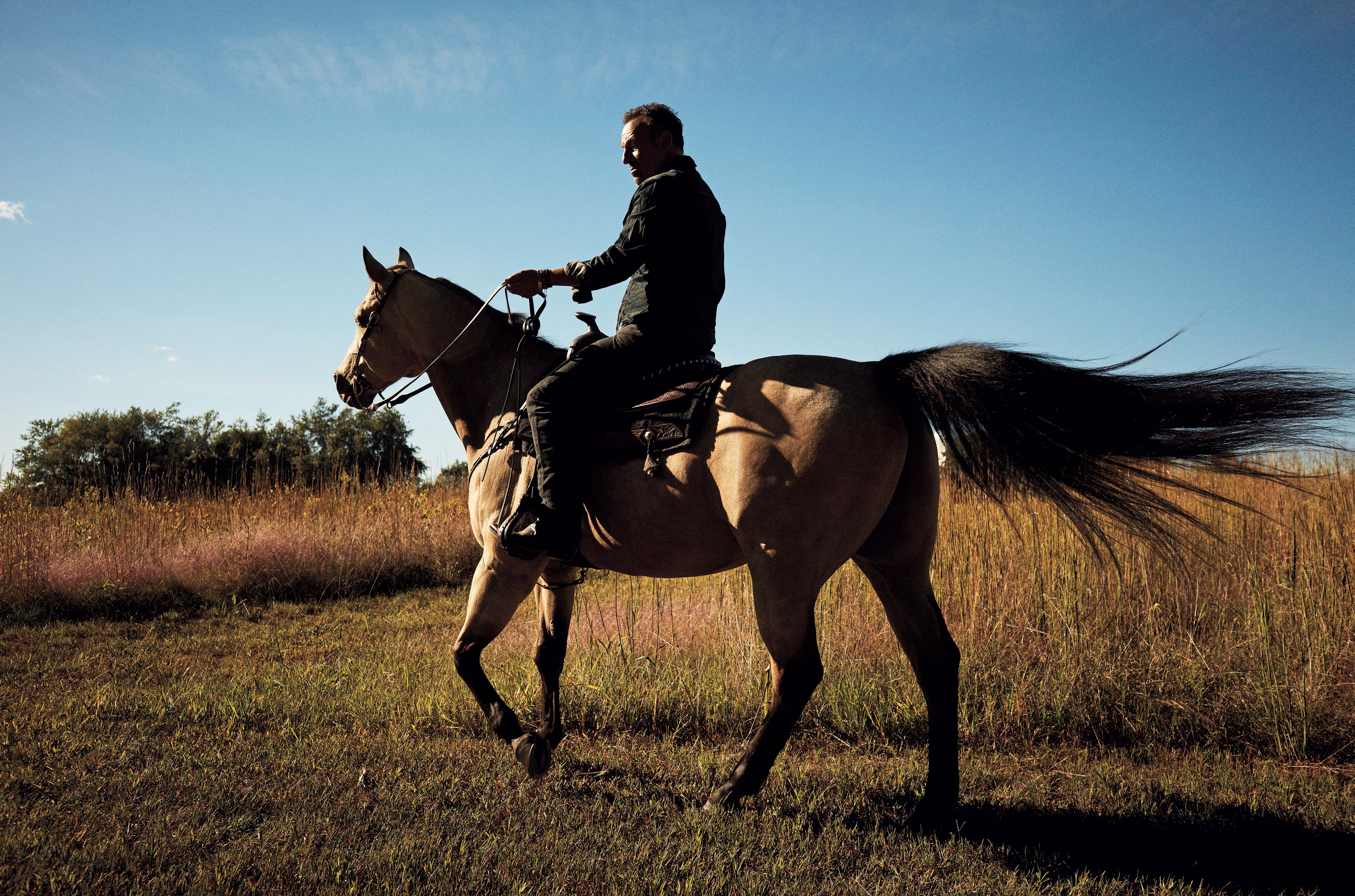 Confiante  Springsteen passeia a cavalo em sua fazenda em Nova Jersey