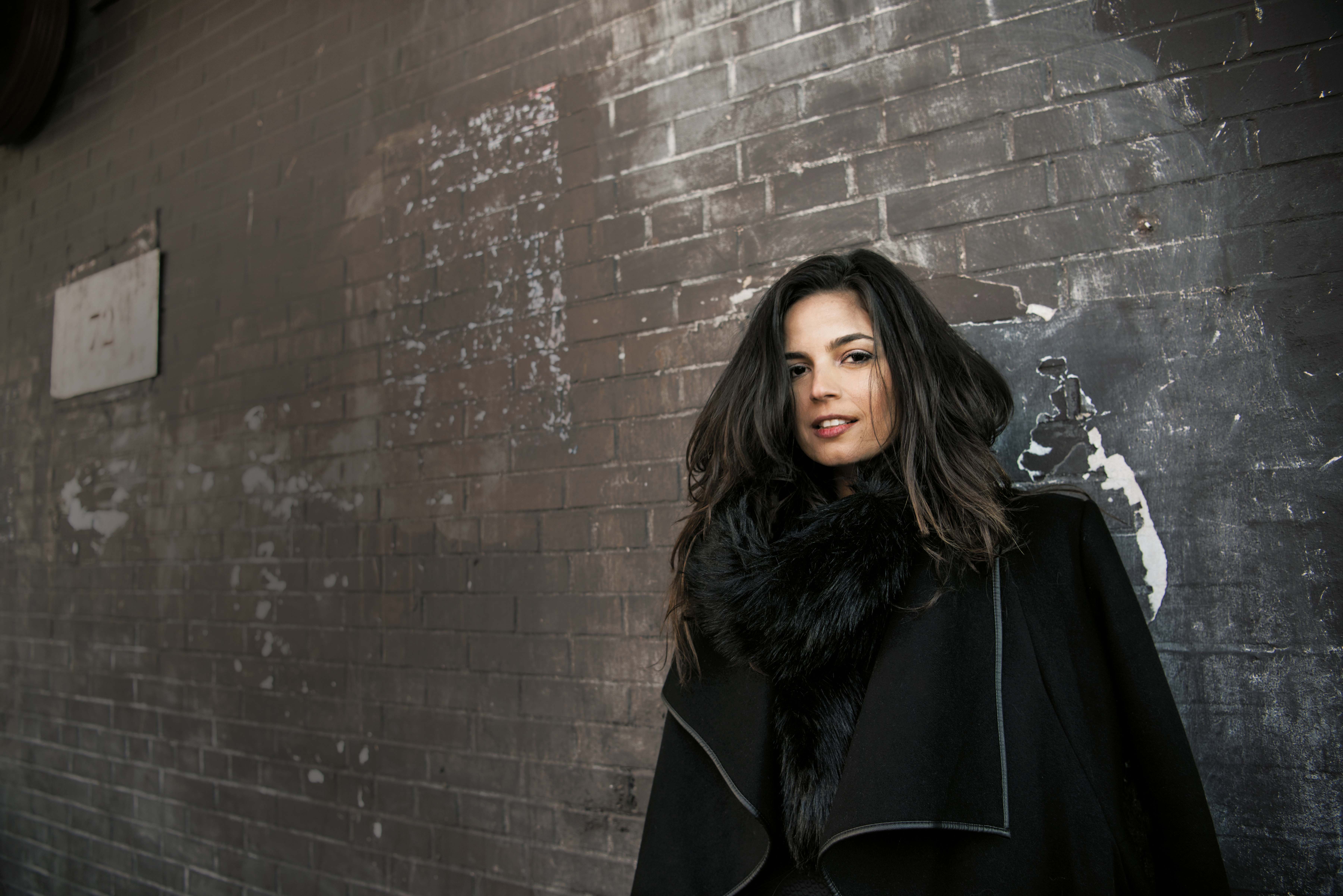 Do MundoApesar do disco com alma brasileira, Emanuelle escolheu a cidade de Nova York para fazer as fotos de divulgação