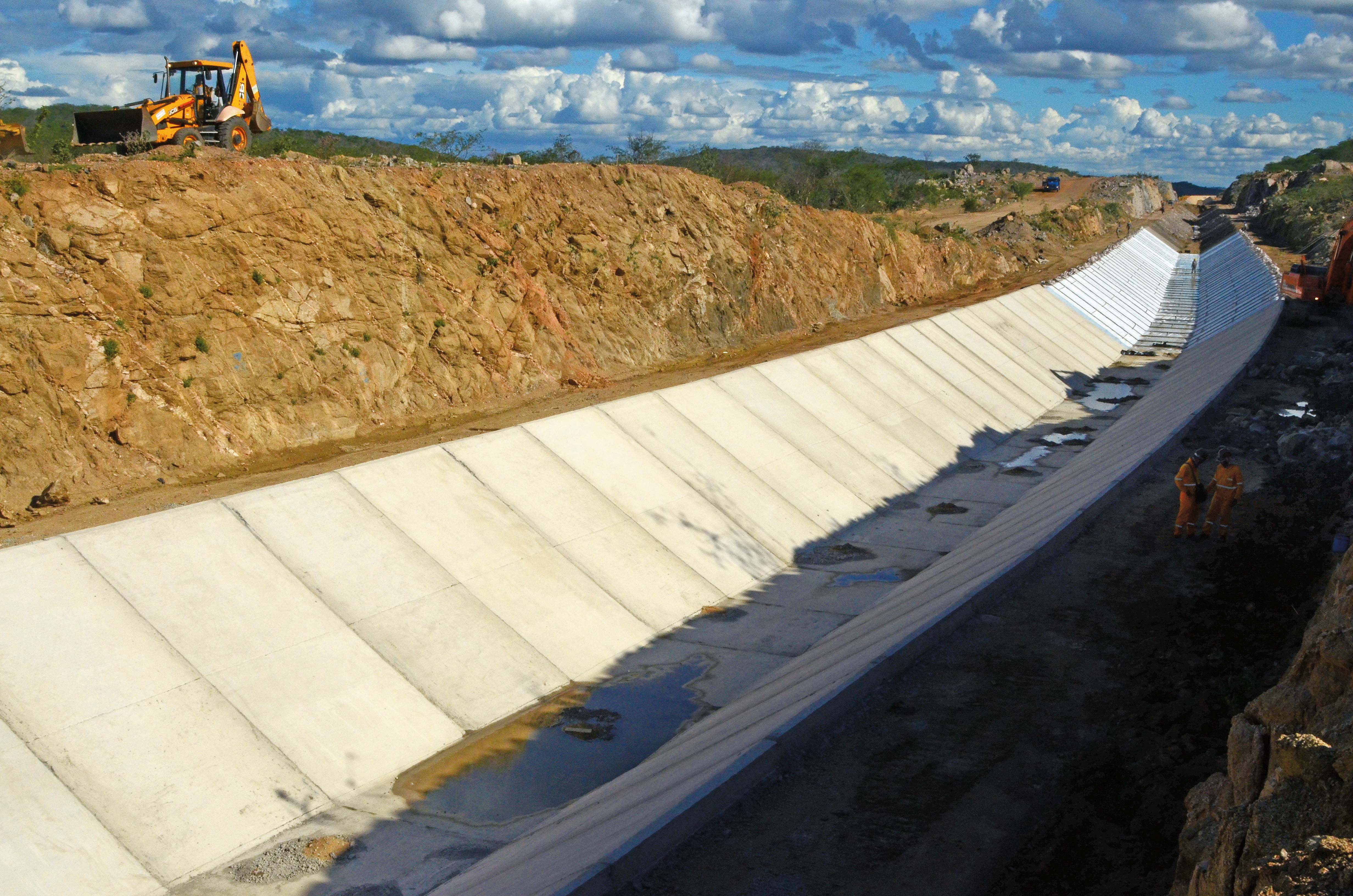 Trecho de obra de um dos canais da transposição em Pernambuco