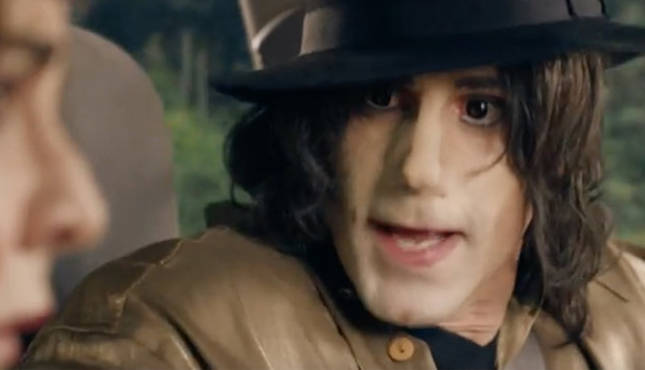 Joseph Fiennes interpreta Micahel Jackson na série britânica Urban Myths