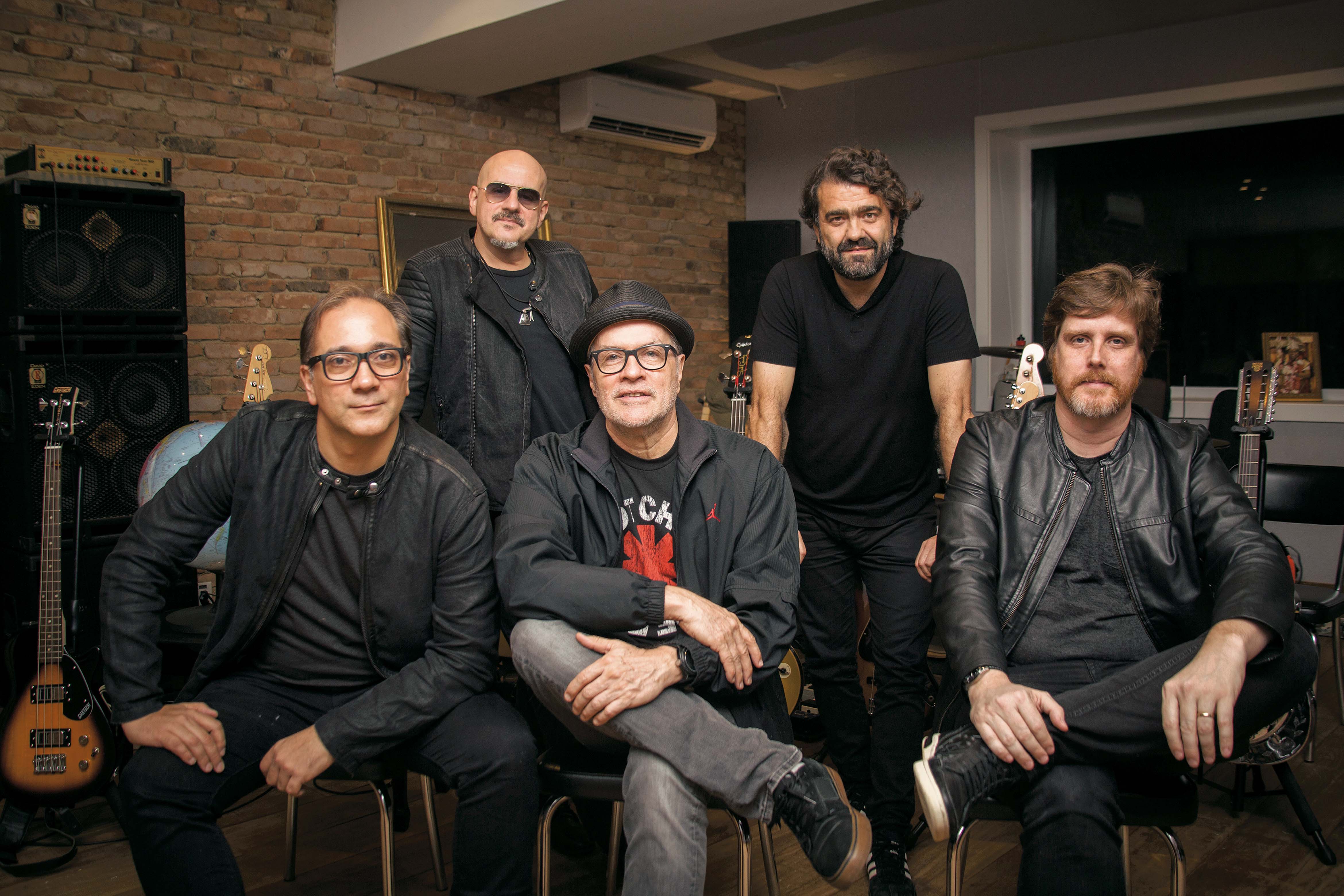 Gouveia (à esq.), Liminha (de chapéu) e os demais integrantes do Biquini Cavadão