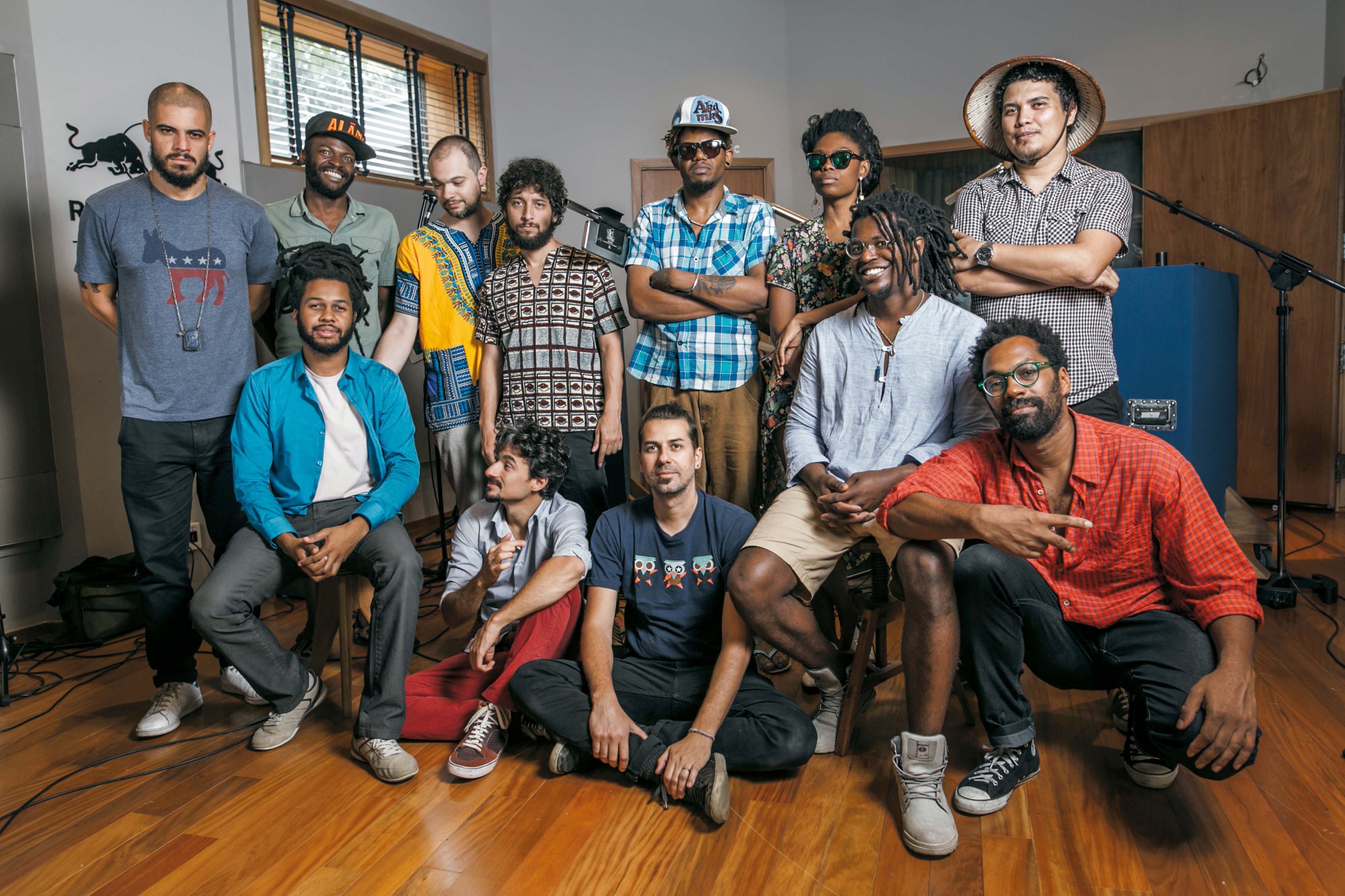 Eduardo Brechó (à esq.) e o coletivo Aláfia