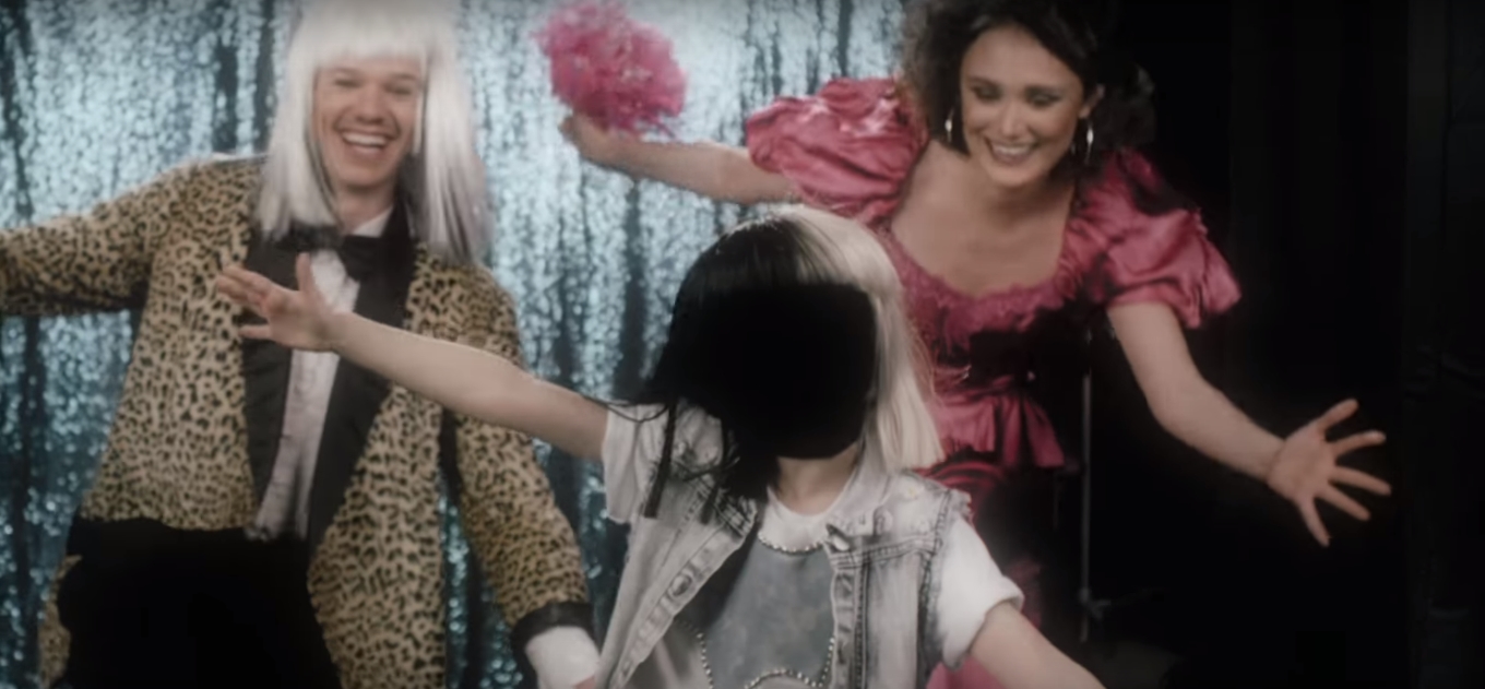 Cena do clipe de "Move Your Body", da Sia