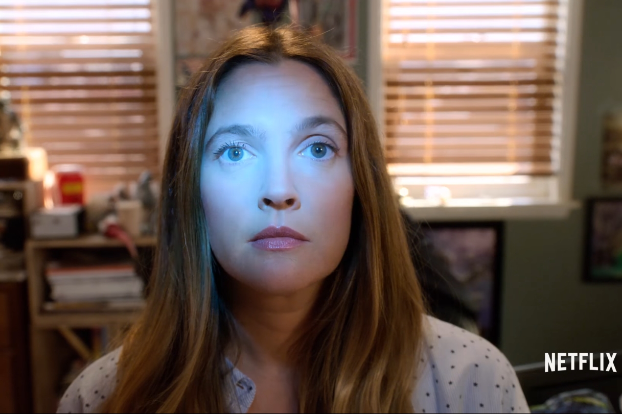 Drew Barrymore em cena do trailer da série Santa Clarita Diet, da Netflix