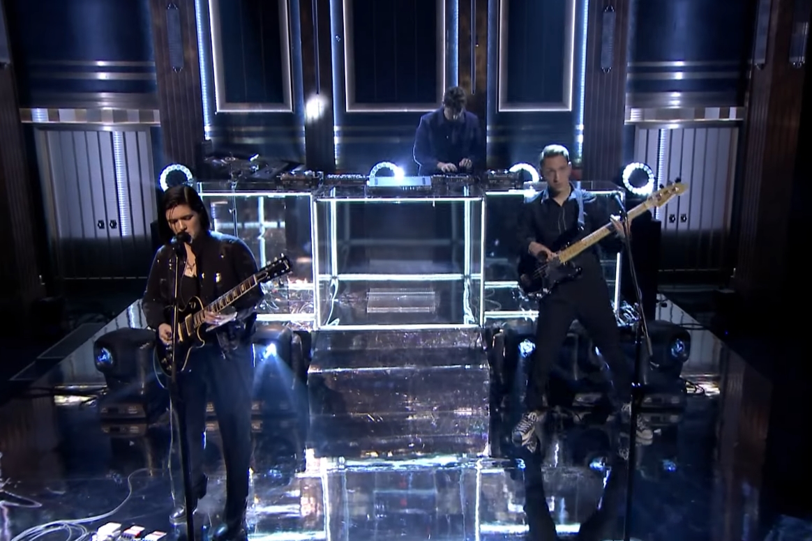 The xx durante apresentação no programa de Jimmy Fallon