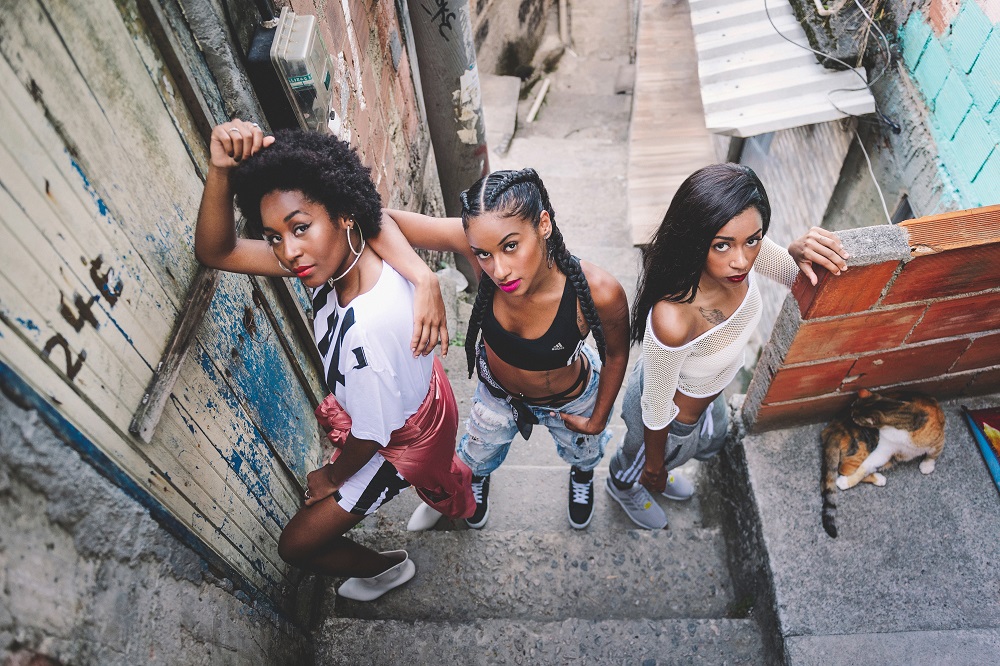 Slick, Jay e Mari formam o Abronca