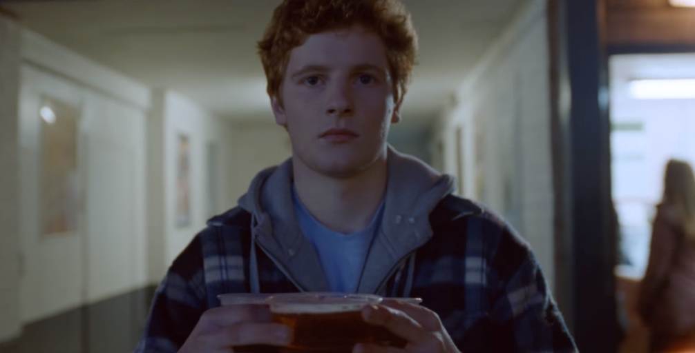 Cena do clipe de "Castle on the Hill", do Ed Sheeran