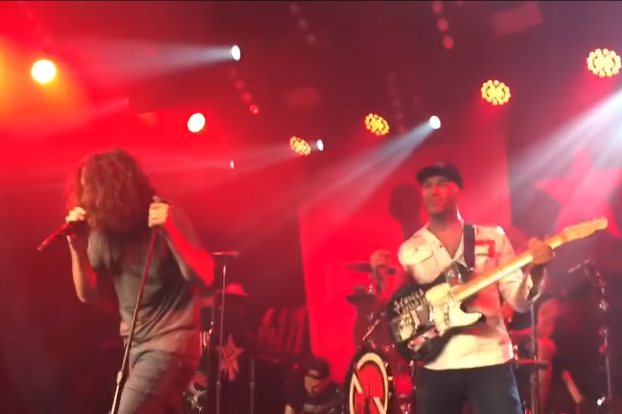 Chris Cornell e Tom Morello durante reunião do Audioslave, em show do Prophets of Rage