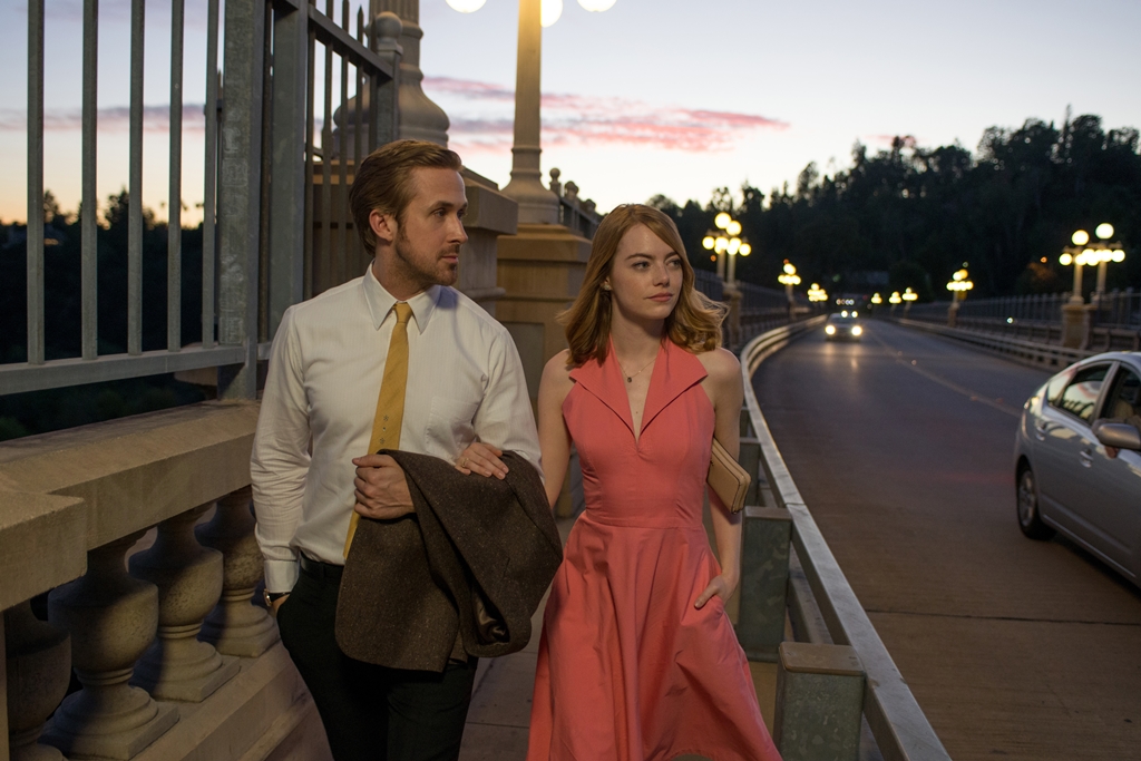 Ryan Gosling e Emma Stone em cena de La La Land - Cantando Estações