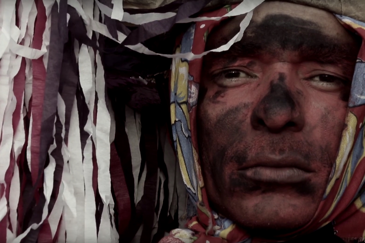 Cena do clipe de "O Inimigo", de Siba