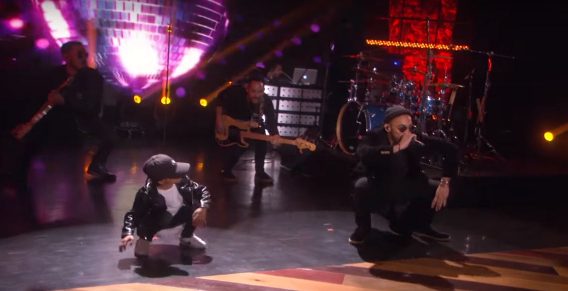 Anderson .Paak e o filho Soul dançando em apresentação na Ellen