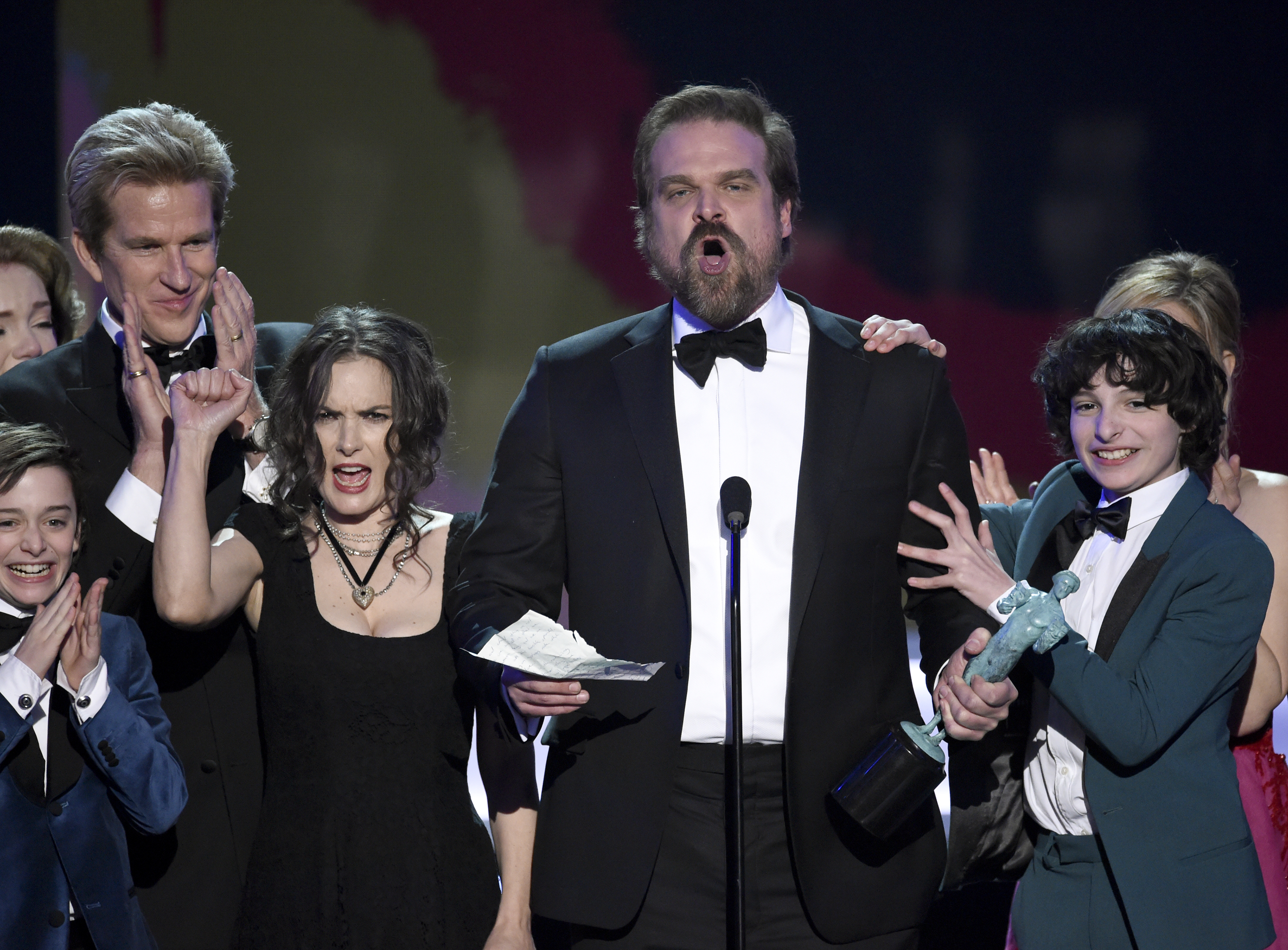 O elenco de Stranger Things durante o discurso de aceitação no SAG Awards de 2017