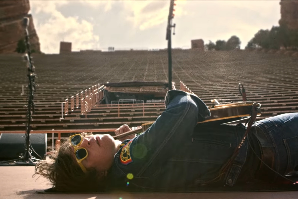 Ryan Adams em cena do clipe de “Do You Still Love Me?”
