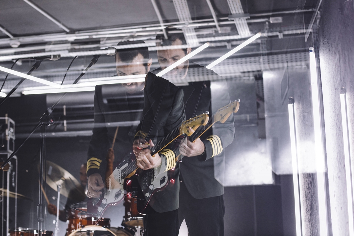 O guitarrista Kiko Dinucci (Metá Metá, Passo Torto) em performance solo no Red Bull Studio São Paulo