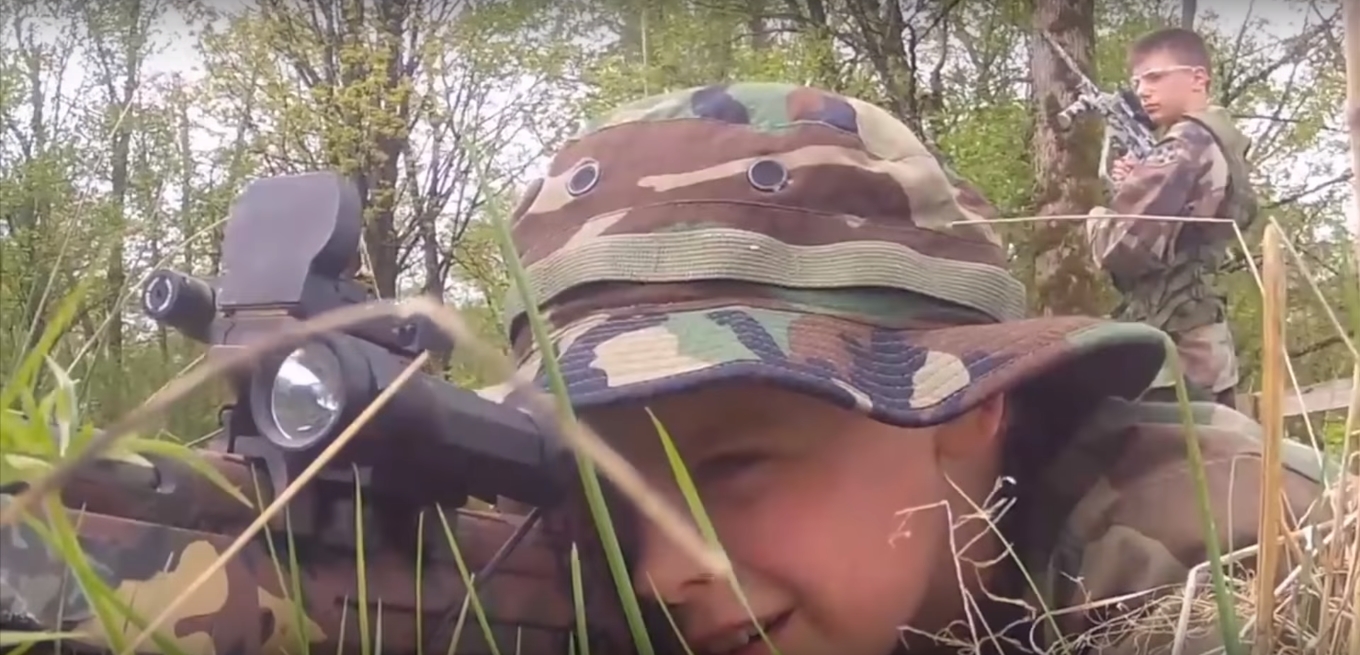 Cena do clipe “Two Wildly Different Perspectives”, do Father John Misty