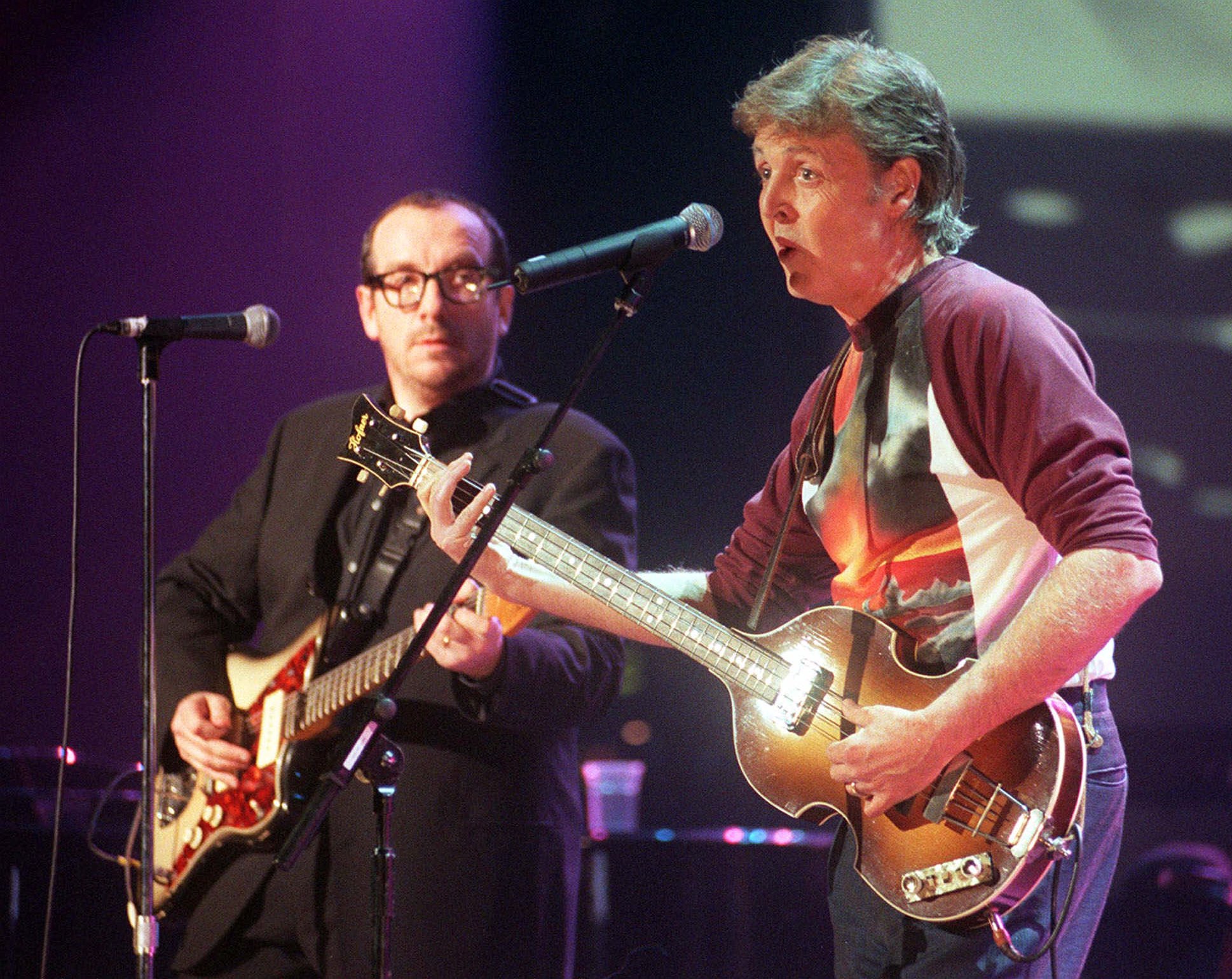 Elvis Costello e Paul McCartney durante o show Here There and Everywhere A Concert for Linda, que aconteceu em 1999, no Royal Albert Hall, em Londres