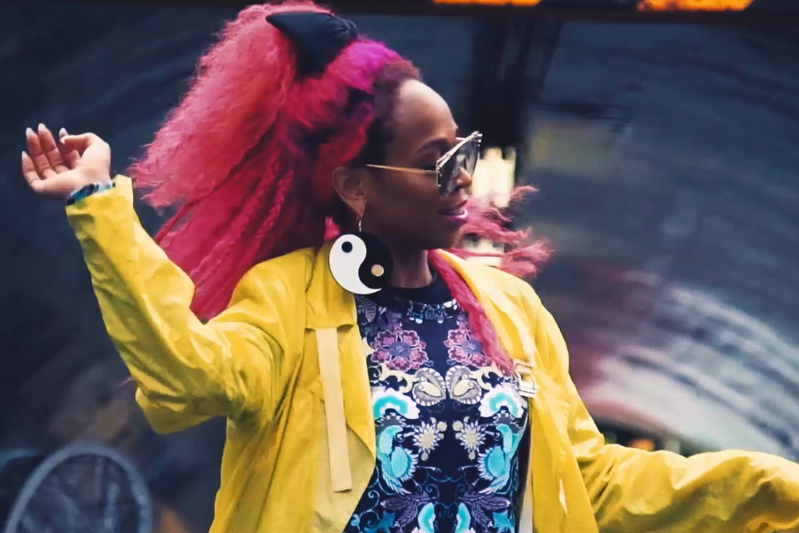 Karol Conka em cena do clipe de "Farofei", parceria dela com Boss in Drama e Tropkillaz, dirigido por KondZilla