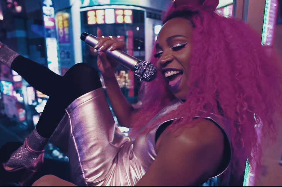 Karol Conka no videoclipe de "Farofei", que integrará o disco Ambulante