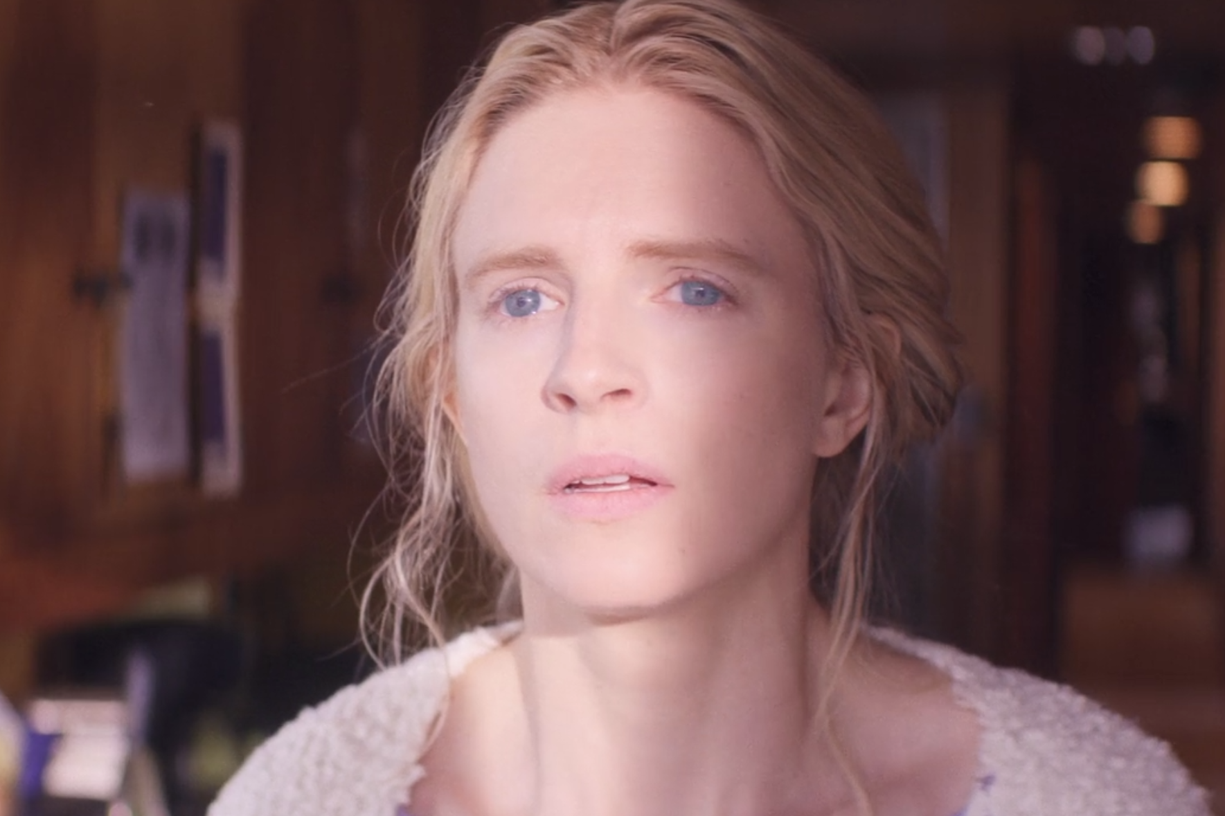 A atriz Brit Marling como Prairie Johnson em The OA