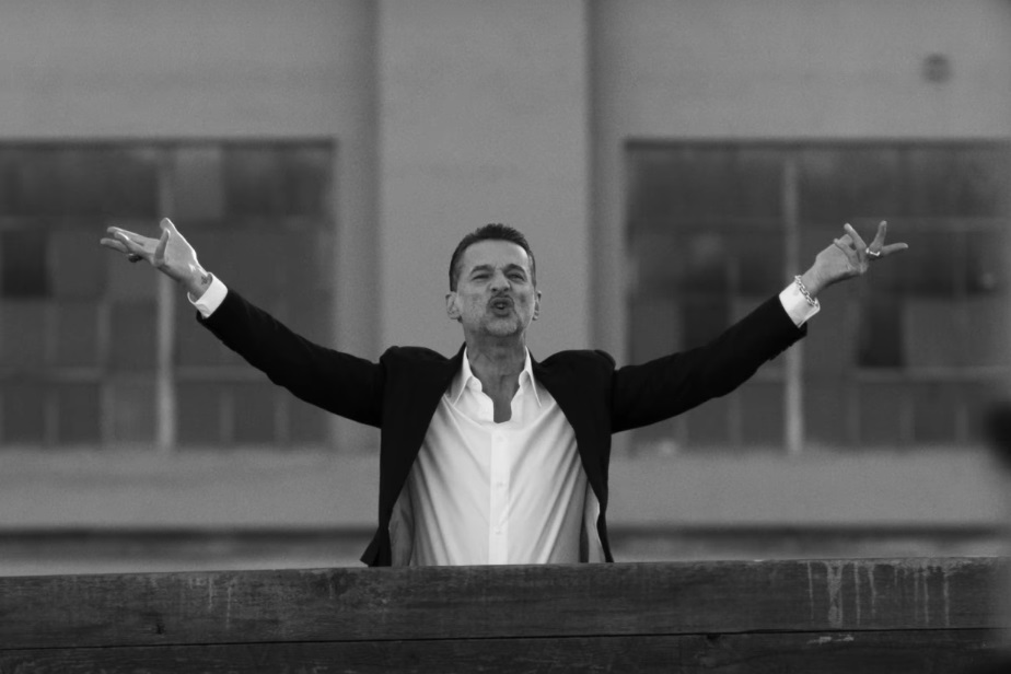 Cena do clipe de "Where's the Revolution", do Depeche Mode