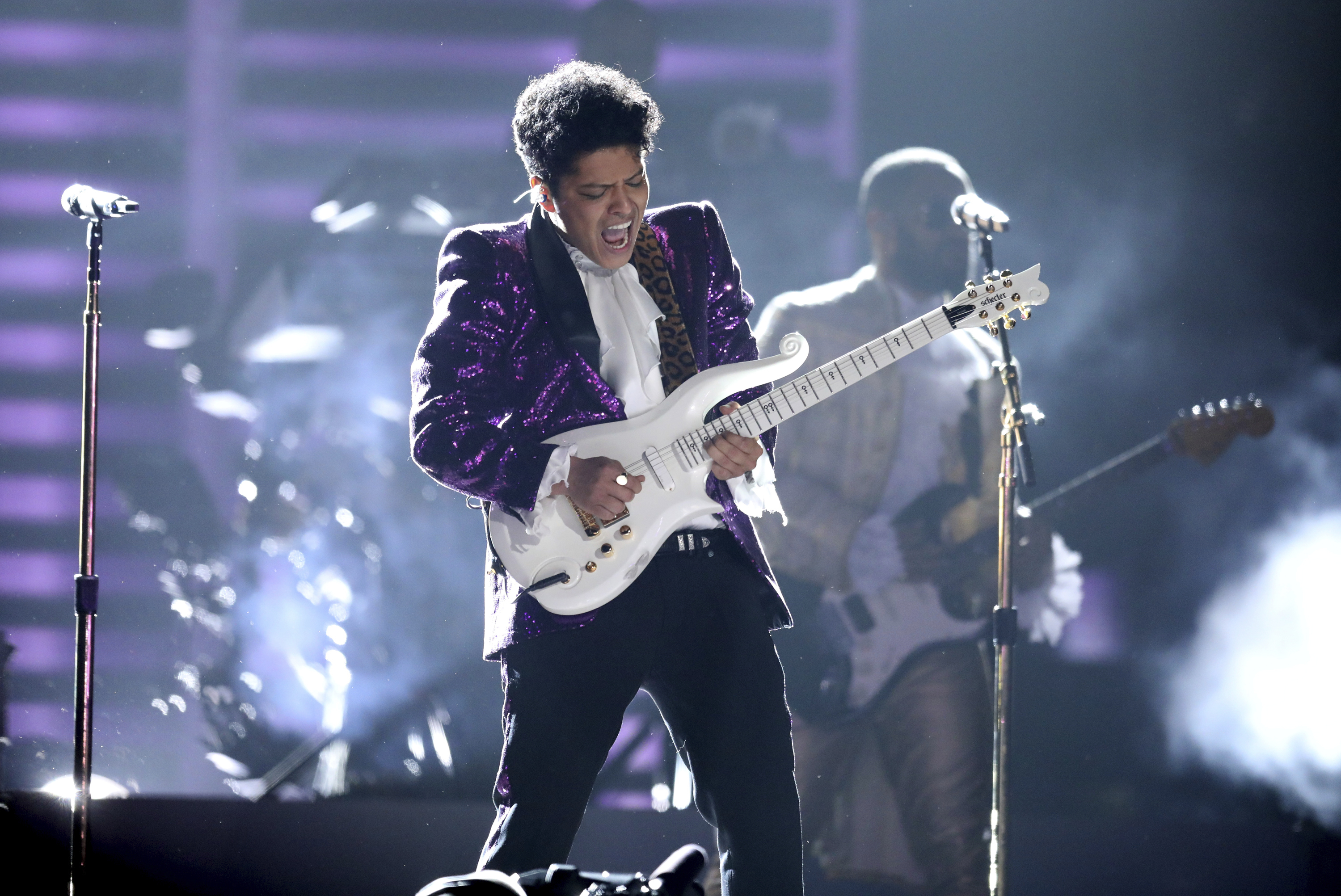 Bruno Mars em tributo a Prince durante o Grammy 2017