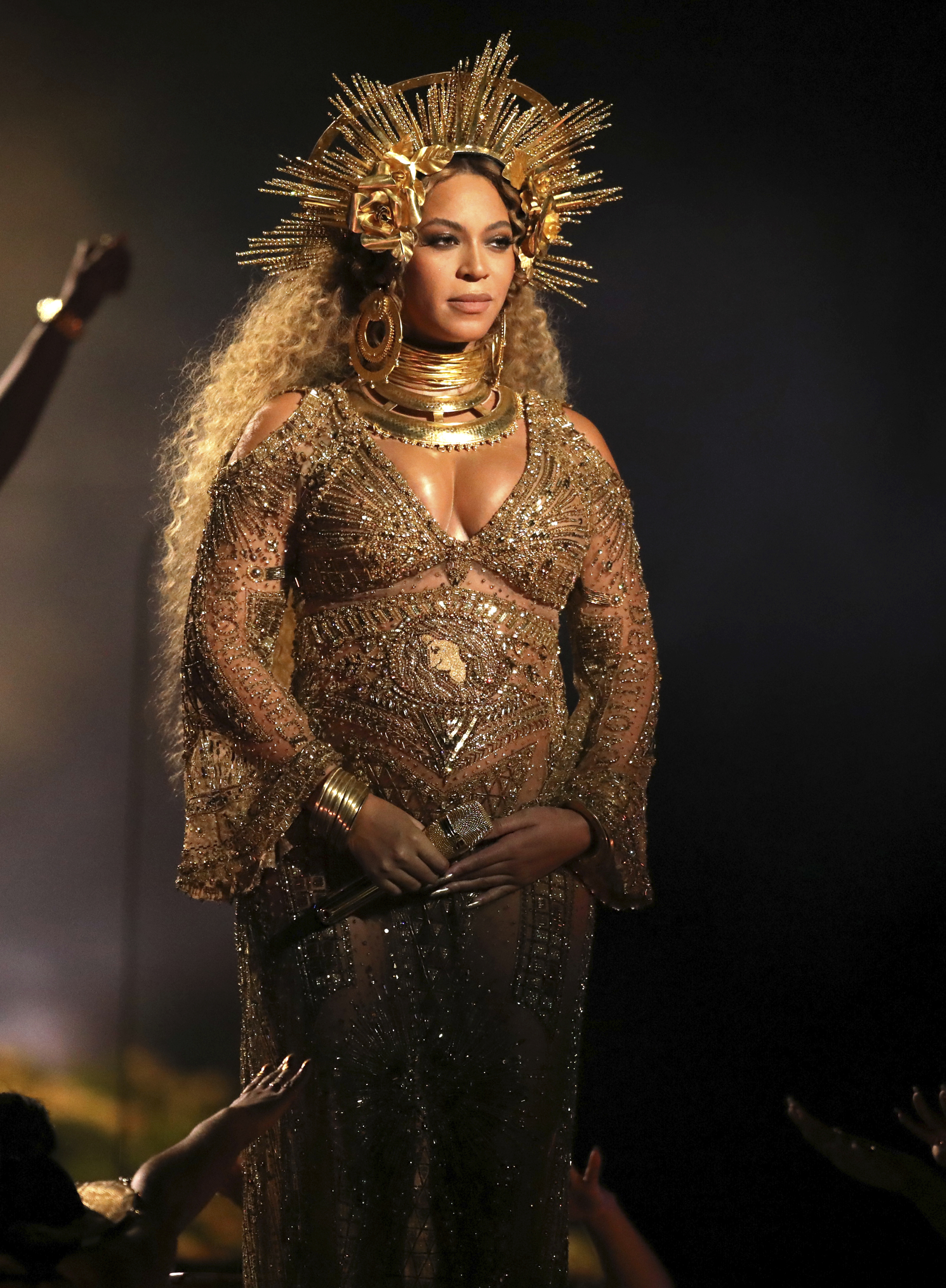 Beyoncé, grávida de gêmeos, em sua apresentação no Grammy de 2017